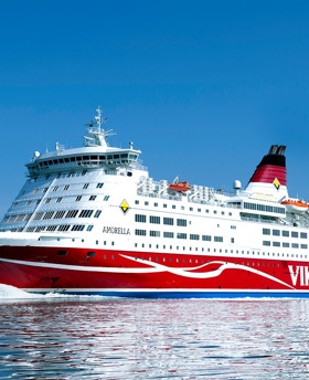 Viking Line fartyg i vatten.