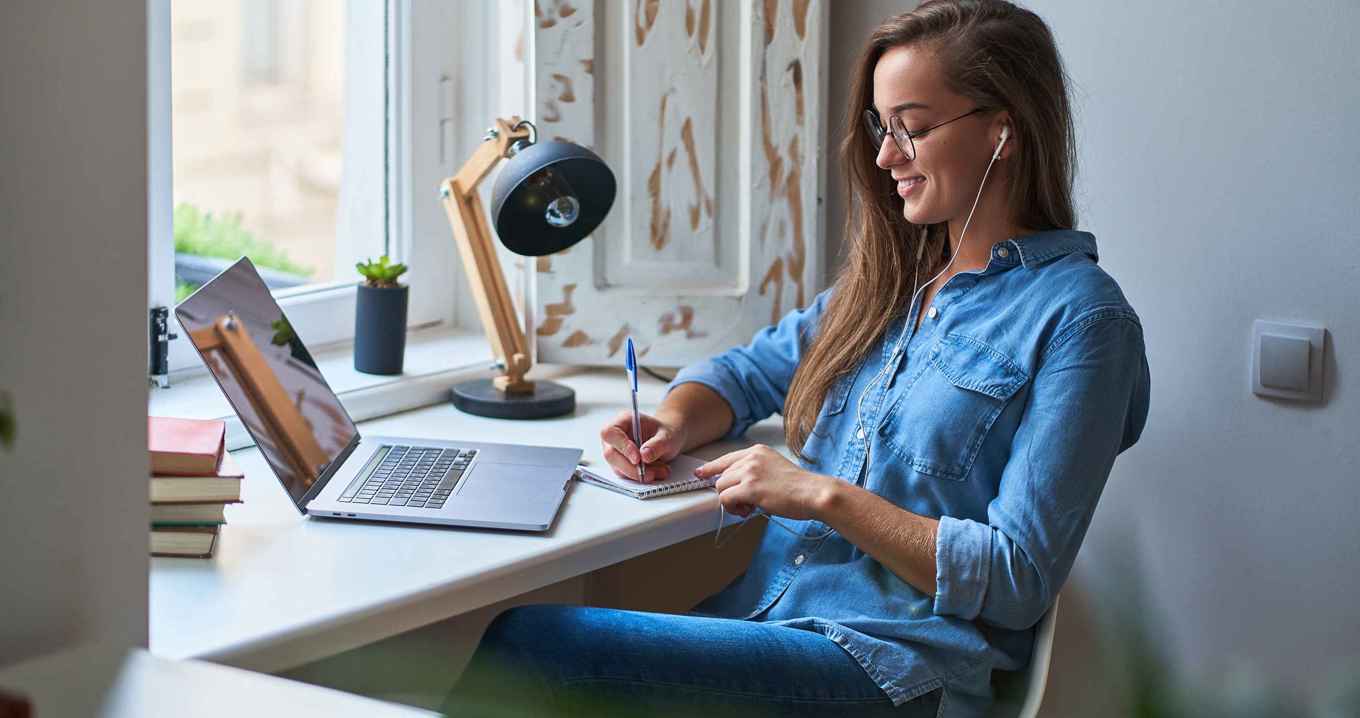 Kvinna som tittar på ett webinar